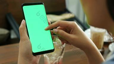 女人移动智能手机空白绿色屏幕模型咖啡商店手指触摸屏幕幻灯片刷滚动手势